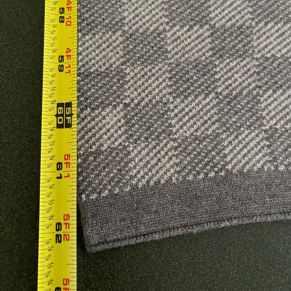 Stylish and elegant Gray Checkered Beanie and Scarf Set with gift box. - Picture 6 of 8